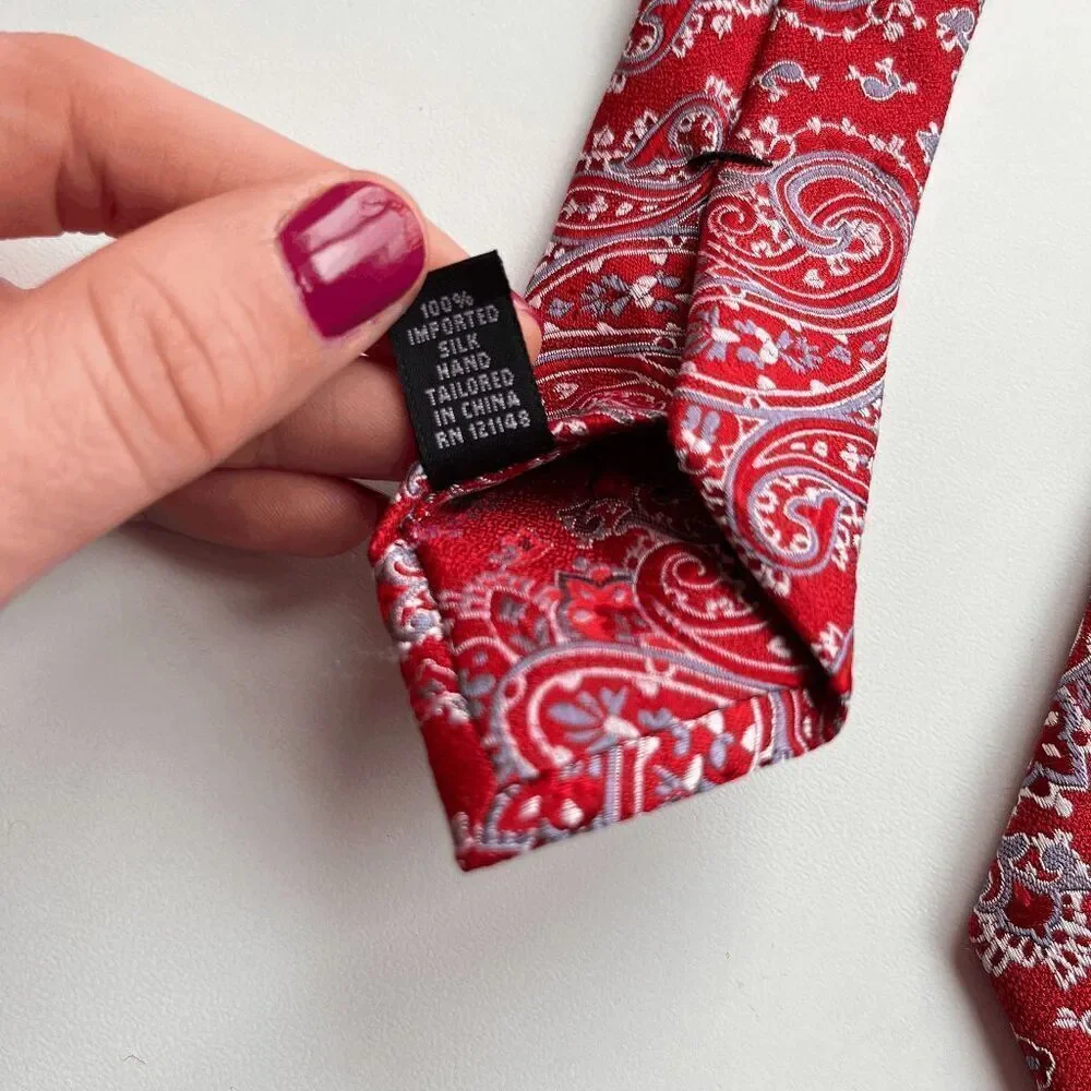 Ike Behar New York Red Paisley Silk Tie 59 x 3.5 Classic Menswear
